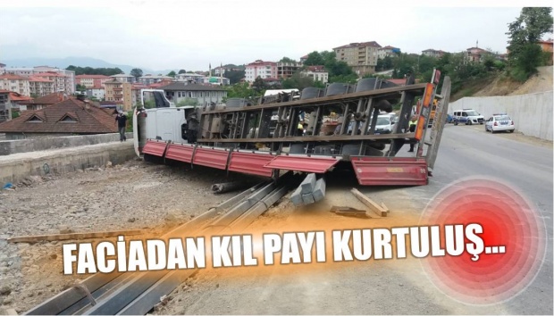 tır, devrildi, çevre yolu, bartın, bartın tv, kaza, kaza haberleri, bartın kaza